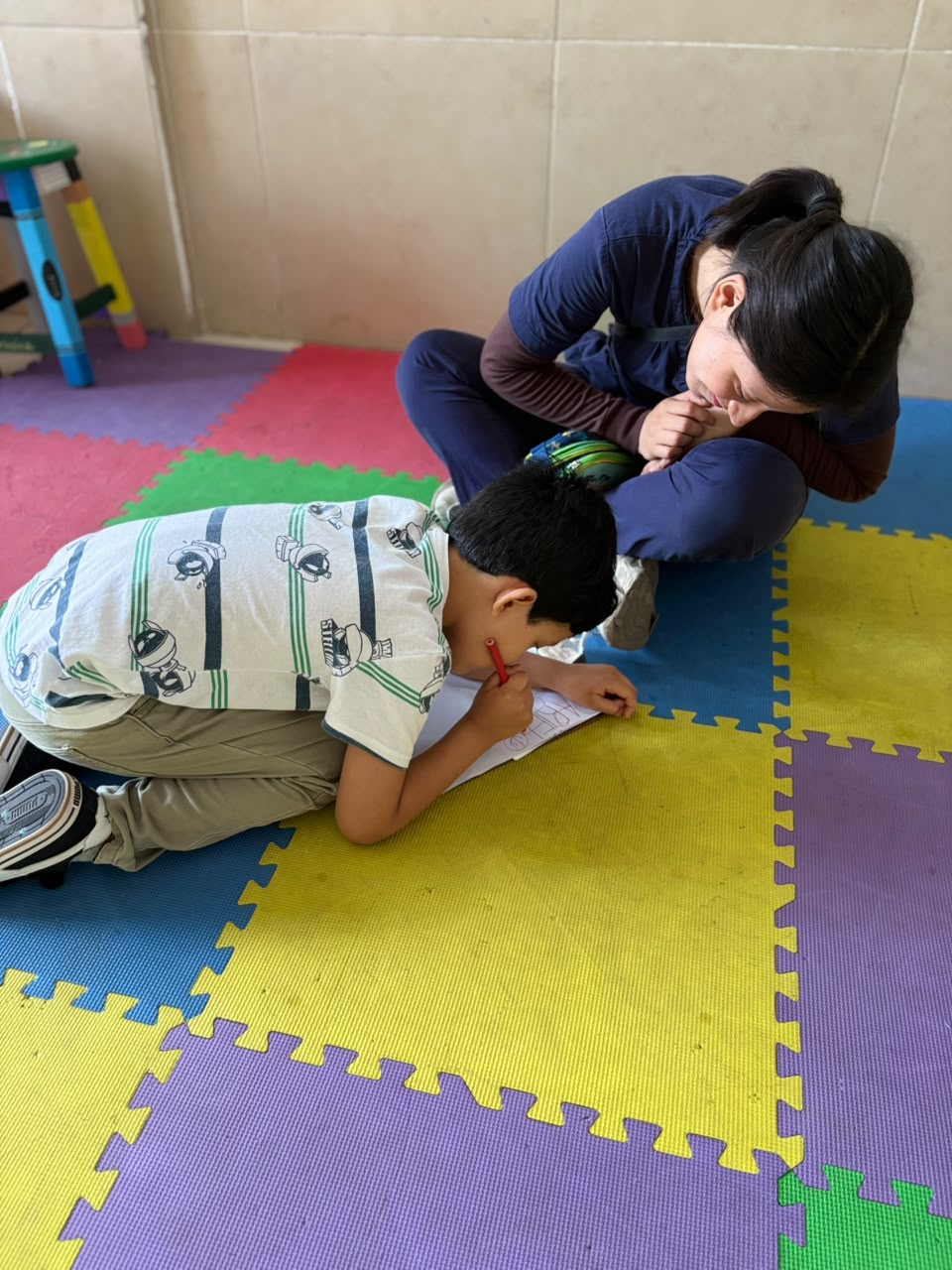 Alumno en actividad de Inglés